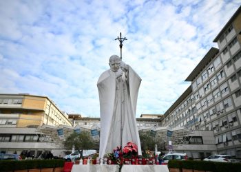 El papa Francisco pasa la noche tranquilo; no participará en actividades del fin de semana