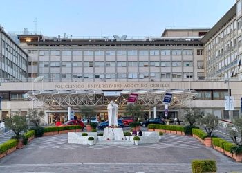 El papa ha pasado una noche “tranquila” y ha “dormido bien”, confirma el portavoz vaticano