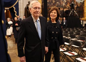El senador republicano estadounidense Mitch McConnell, de 82 años, sufre una nueva caída