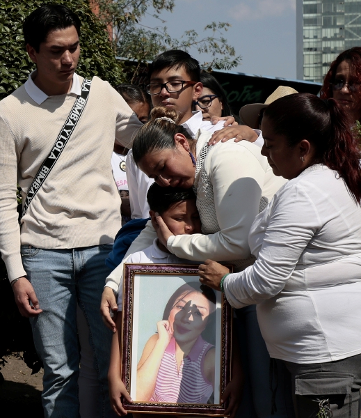 Jaqueline Palmeros con sus hijos y una foto de su hija, Monserrat, cuyos restos halló ella misma