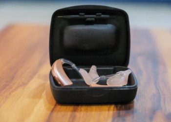 Entrega Mara Lezama aparato auditivo a Roger Jacobo y transforma su calidad de vida