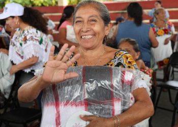 Entrega Verónica Lezama más de 2 mil 500 cobertores a las y los adultos mayores más vulnerables de Quintana Roo