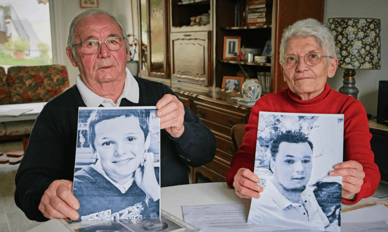 Roland y Mauricette Vinet muestran fotografías de su nieto Mathis, víctima del cirujano francés cuando tenía 10 años.GUILLAUME SOUVANTAFP
