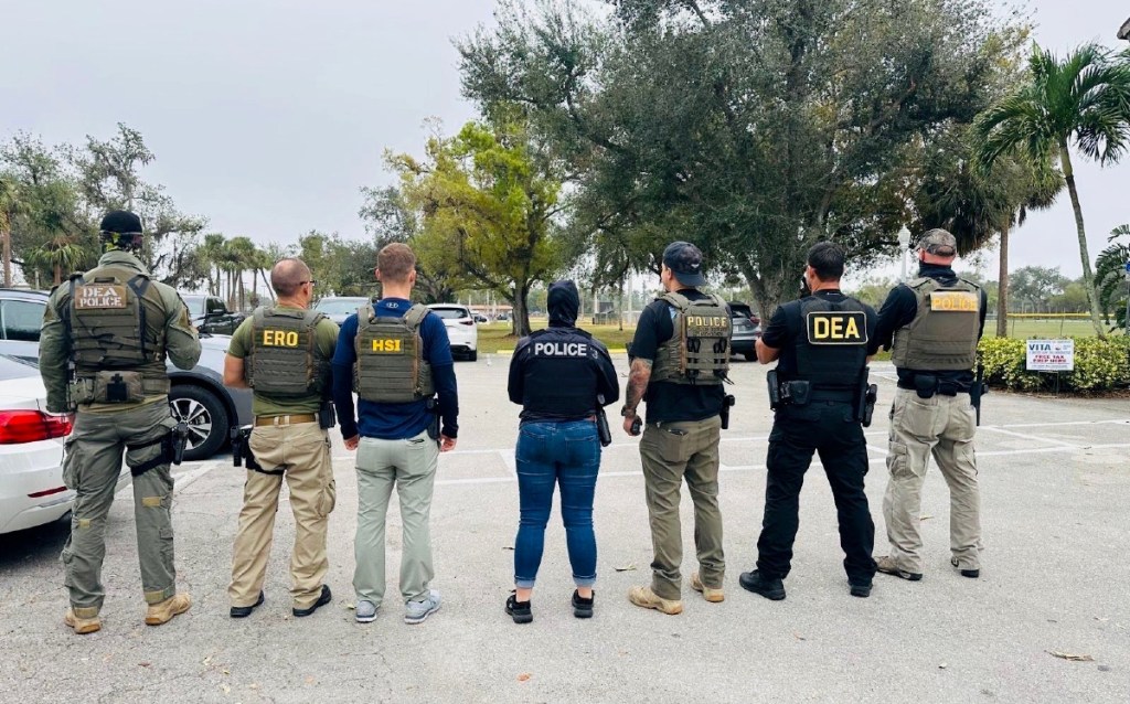 Agentes estadounidenses de diferentes dependencias se prepara para una operación en Fort Myers. Ayer el gobierno de Estados Unidos anunció una nueva estrategia para “eliminación total” de los cárteles, de acuerdo con un memorando emitido por la oficina de la fiscalía general