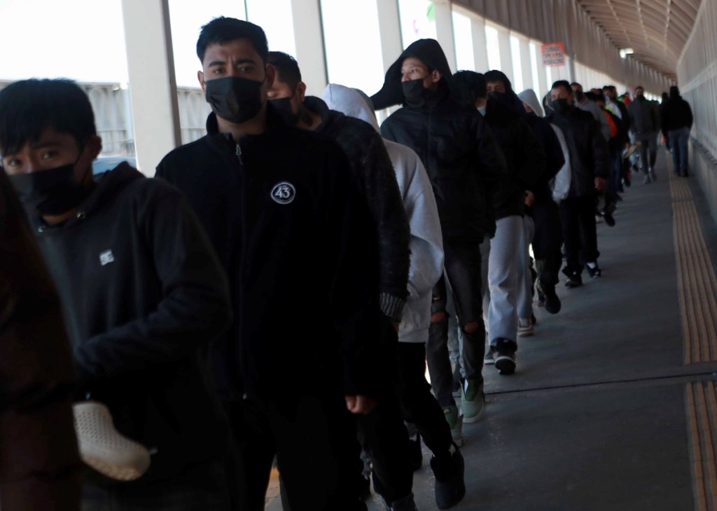 Un grupo de deportados mexicanos tras llegar al país hace días