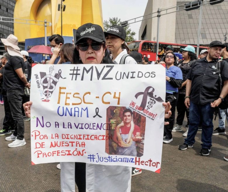 EUM20250218SOC11.JPG CIUDAD DE MÉXICO. Protest/Protesta-Veterinario.- 18 de febrero de 2025. Marcha Nacional por la Dignificación de la Medicina Veterinaria y Zootecnista para exigir a los legisladores garantía en el ejercicio de la profesión veterinaria de forma segura en México. Foto: Agencia EL UNIVERSAL/Yaretzy M. Osnaya/EELG