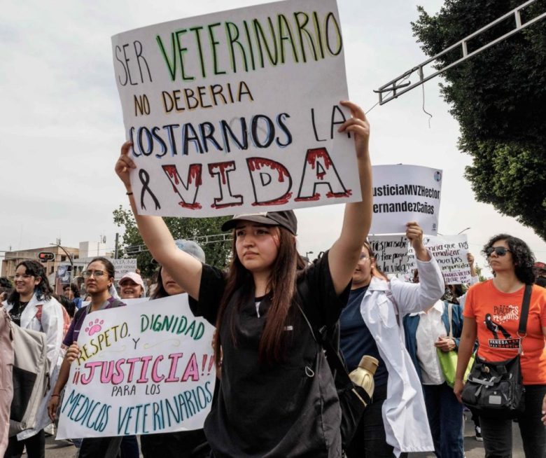 EUM20250218SOC08.JPG CIUDAD DE MÉXICO. Protest/Protesta-Veterinario.- 18 de febrero de 2025. Marcha Nacional por la Dignificación de la Medicina Veterinaria y Zootecnista para exigir a los legisladores garantía en el ejercicio de la profesión veterinaria de forma segura en México. Foto: Agencia EL UNIVERSAL/Yaretzy M. Osnaya/EELG