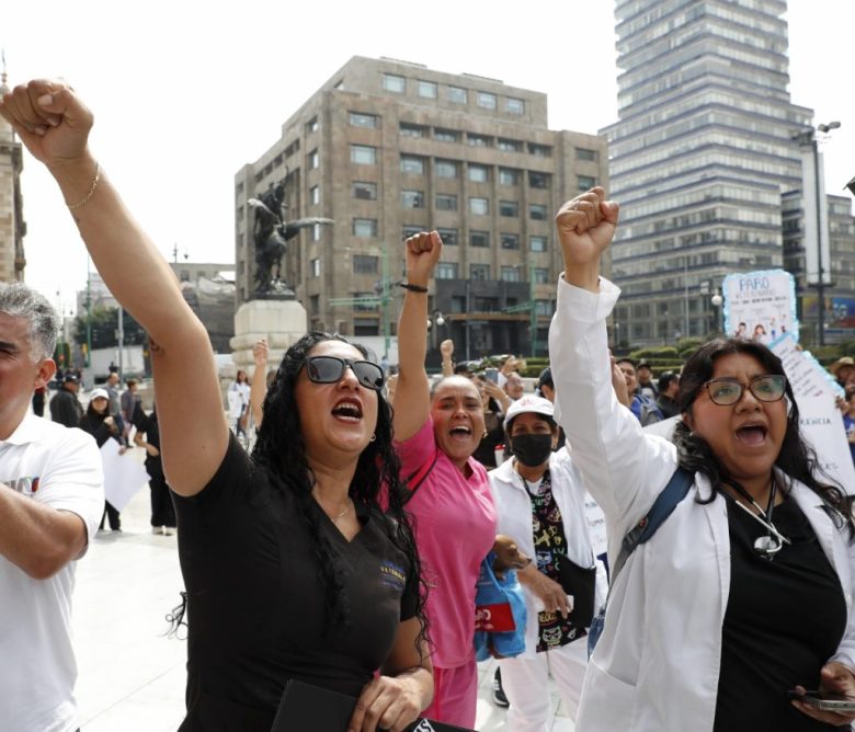 MEX3278. CIUDAD DE MÉXICO (MÉXICO), 18/02/2025.- Personas sostienen carteles durante una manifestación este martes, en Ciudad de México (México). La indignación por el asesinato de un veterinario en México paralizó el centro de la capital mexicana y se extendió hacia otras ciudades del país, junto a un llamado a un paro nacional, para exigir un alto a los ataques contra el gremio. EFE/ Mario Guzmán