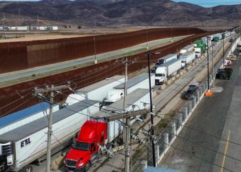 Exportadores en México tardan hasta ocho horas en cruzar a EE.UU. tras medidas de Trump