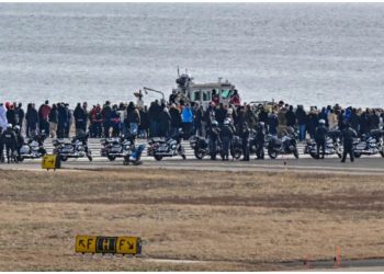 Familias de las víctimas visitan lugar del accidente aéreo en Washington 