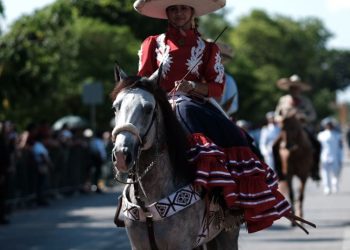 «Mujeres jinetes se suman al 8M en Cancún: Unidas por la lucha y la esperanza de un futuro sin violencia»
