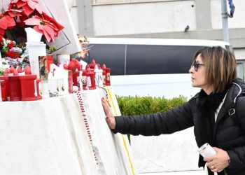 Globos, flores y oraciones: crece el altar improvisado al papa Francisco en el hospital Gemelli