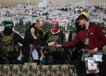 Hamás libera en Gaza a tres rehenes israelíes