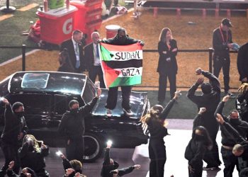 Hombre con bandera palestina se cuela en medio tiempo del Super Bowl