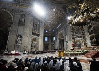 Hombre profana el altar de la Basílica de San Pedro (VÍDEO)