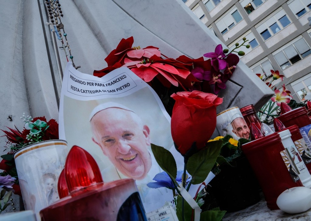 Fotos del papa Francisco a los pies de la estatua del papa Juan Pablo II enfrente del hospital Agostino Gemelli de Roma, donde el Sumo Pontífice argentino permanece ingresado