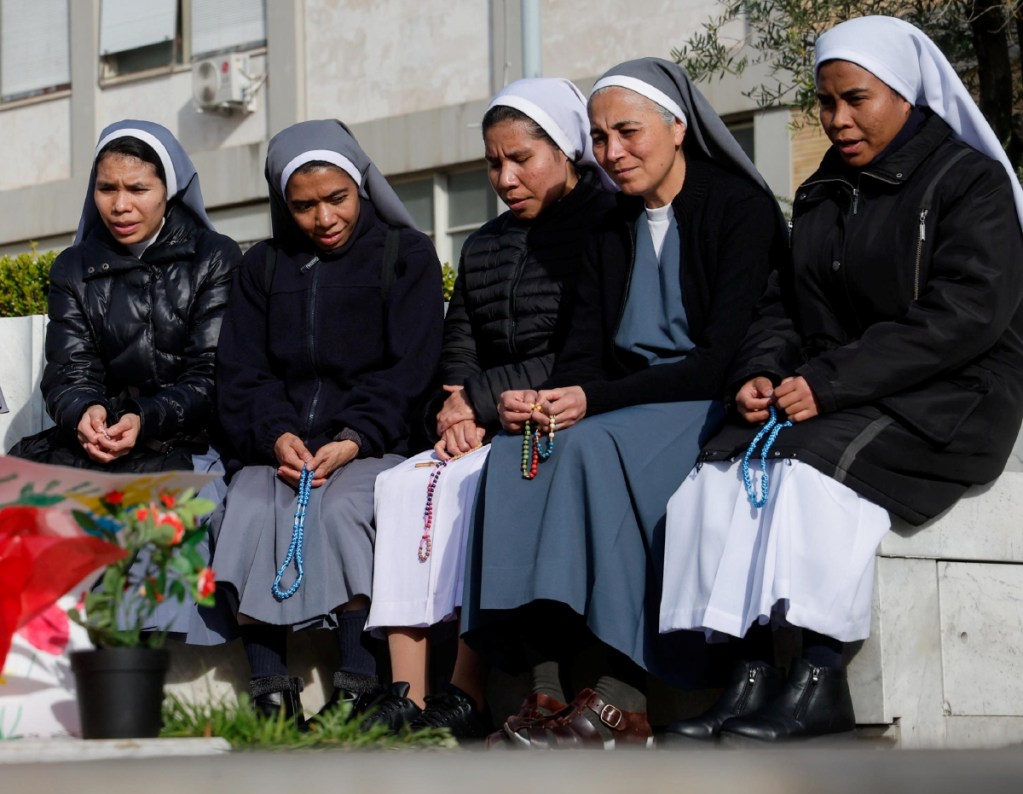 Religiosas rezan el rosario por la recuperación del papa Francisco
