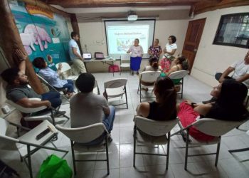 Imparte IBANQROO talleres sobre técnicas de comunicación efectiva y sobre la situación actual del pez león