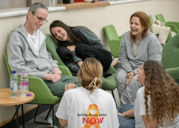 Indignación en Israel y Palestina: liberan a cautivos demacrados