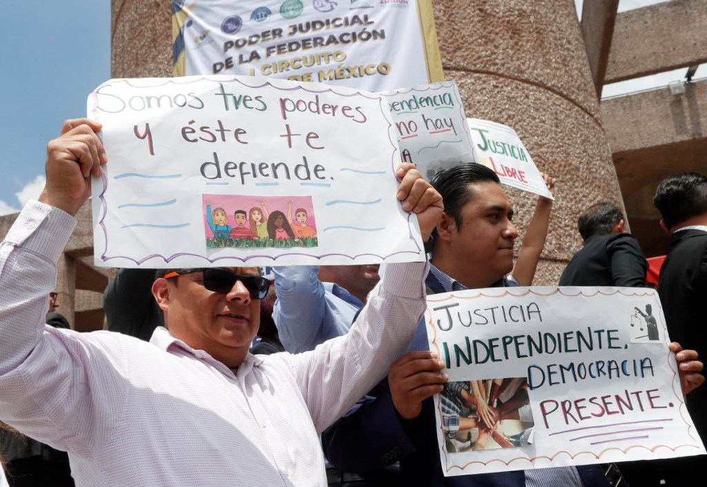 Trabajadores del Poder Judicial en una protesta en contra de la reforma judicial impulsada por la 4T