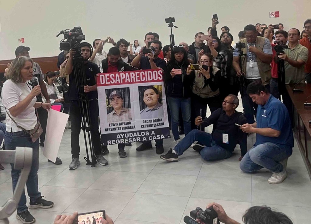 Ciudadanos protestan en el Congreso de Sinaloa, exigiendo el fin de la violencia en la entidad y la renuncia del gobernador Rubén Rocha