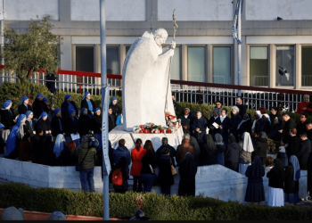 La mayor amenaza mortal para el papa Francisco: una sepsis, dice el jefe de cirugía del Gemelli