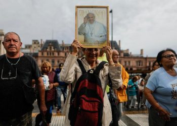 La ‘plaza de los excluidos’ de Buenos Aires reza por la salud del papa Francisco