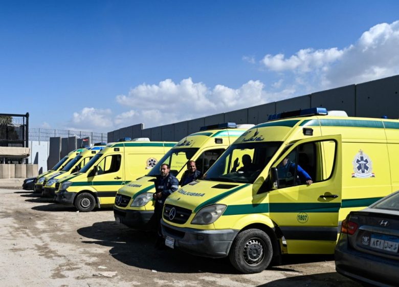 Ambulancias con destino a Gaza, ayer en el paso de Rafah