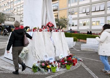La salud del papa es estable y se somete a otras pruebas médicas