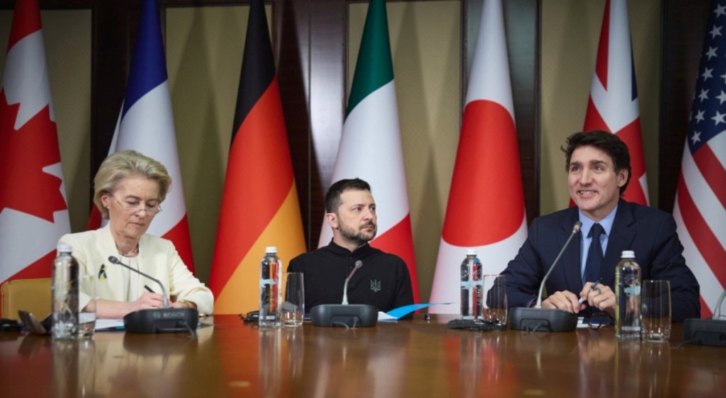 La presidenta de la Comisión Europea, Ursula von der Leyen; el presidente de Ucrania, Volodimir Zelenzki, y el primer ministro canadiense, Justin Trudeau, ayer en Kiev, capital ucraniana, durante su participación en una reunión de líderes del G7 por videoconferencia, en el tercer aniversario del inicio de la invasión rusa