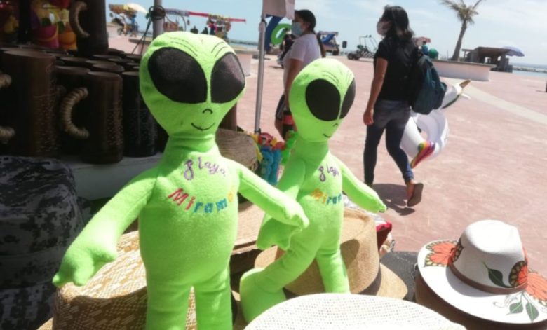 Peluches e inflables de alienígenas son típicos souvenirs en Miramar