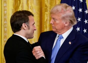 Macron rechaza la posibilidad de que se rinda Ucrania, mientras Trump ve cerca la paz