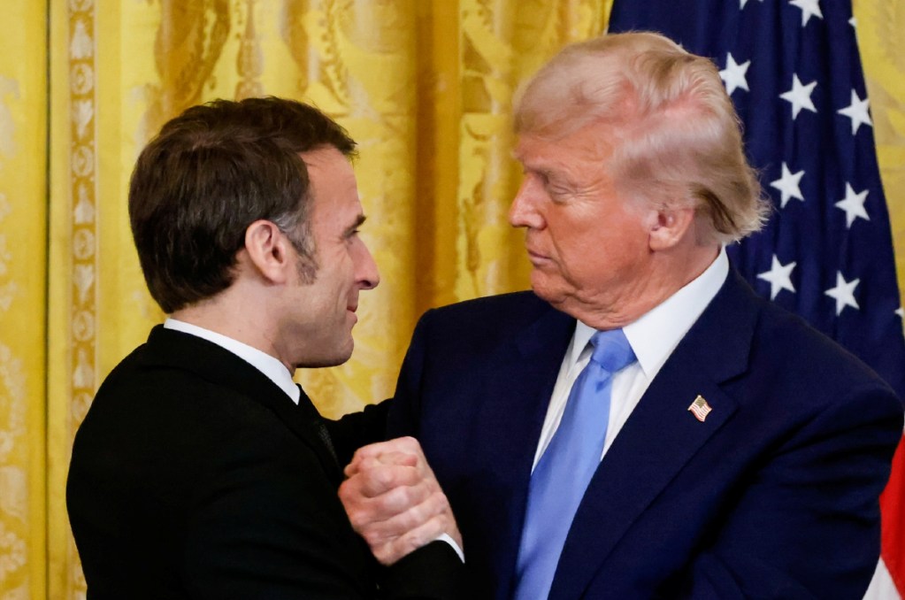 Los presidentes de Estados Unidos y Francia, Donald Trump (derecha) y Emmanuel Macron, respectivamente, se estrechan la mano al final de una conferencia de prensa conjunta en la Sala Este de la Casa Blanca