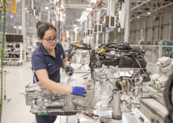 Menos impulso en el mercado: el PIB cayó 0.6% al cierre de 2024; sacude finanzas