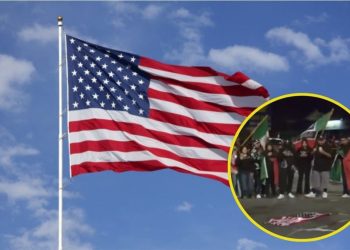 Migrantes mexicanos queman bandera de Estados Unidos | Vídeo