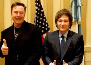 Milei le regala a Musk una motosierra en su encuentro en el foro conservador CPAC