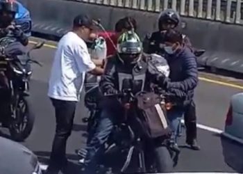 Motociclista salva a bebé con oxígeno en bloqueo de la México-Pachuca