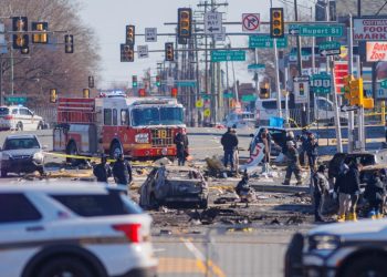 Niño salva la vida de su hermana al protegerla de los escombros de un avión estrellado en Filadelfia