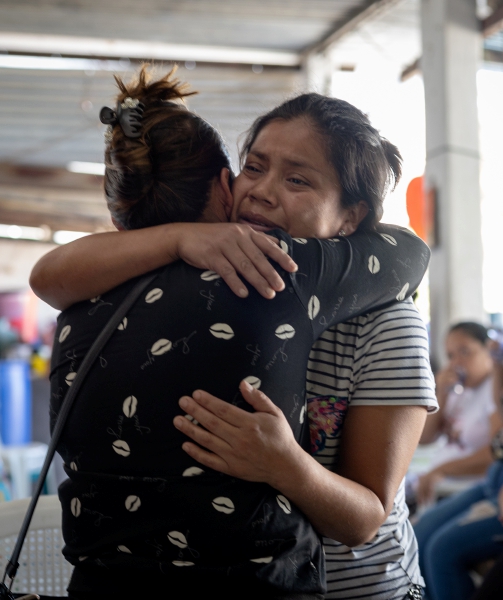 Familiares de Emiliano Pérez se abrazan durante su funeral ayer. A la derecha, dolientes cargan un ataúd a la entrada del cementerio de Santo Domingo de Los Ocotes, ayer