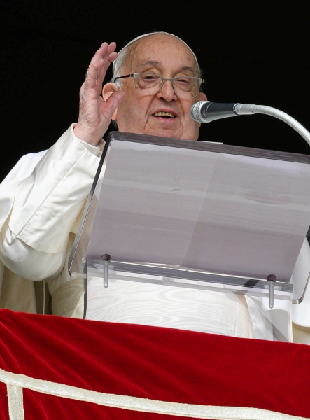 El papa Francisco saluda a los feligreses tras el rezo de El Angelus, ayer domingo en la plaza de San Pedro del Vaticano