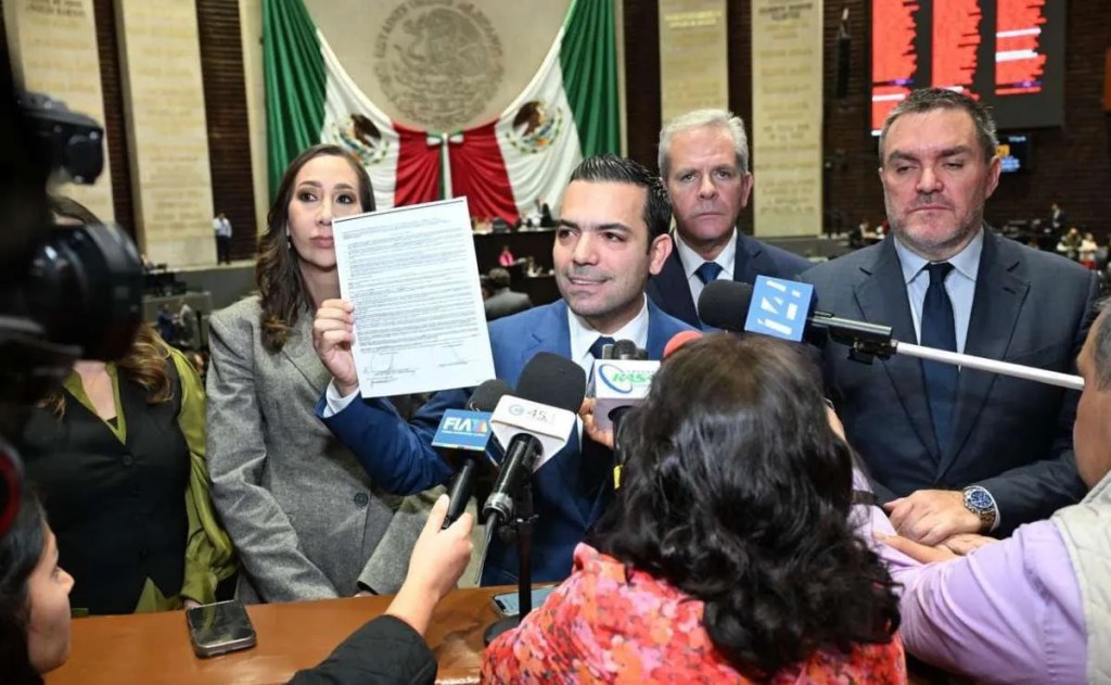 El diputado Elías Lixa exhibe contrato de la Cámara de Diputados con abogado vinculado al crimen organizado.