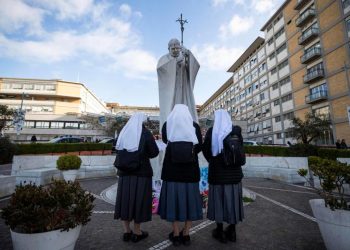 Papa Francisco continúa con el tratamiento y la fisioterapia respiratoria