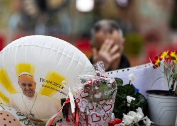 Papa Francisco no ha vuelto a sufrir crisis respiratorias y puede levantarse