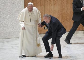 Papa Francisco se tambalea tras romperse parte de su bastón