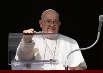 Papa Francisco sigue en estado “crítico” pero “estable”