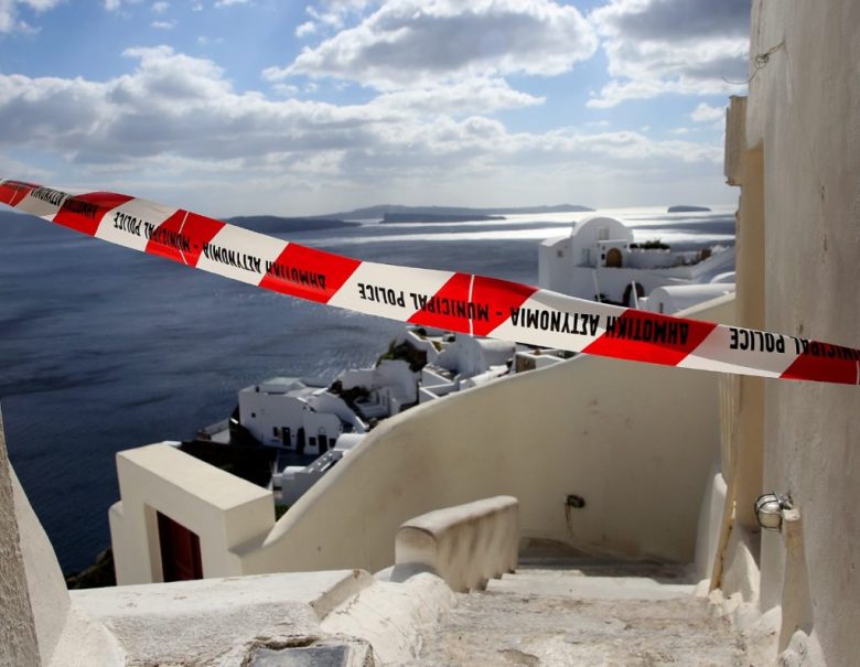 Sitios con riesgo de derrumbe fueron acordonados por las autoridades de Santorini, tras los temblores