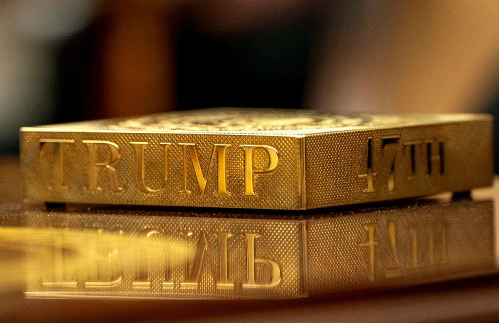 Posavasos dorados colocados ayer en la rueda de prensa de los presidentes Donald Trump y Emmanuel Macron, en la Casa Blanca