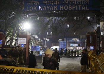 Pierden la vida 18 personas en una estampida en una estación de tren de Nueva Delhi, India