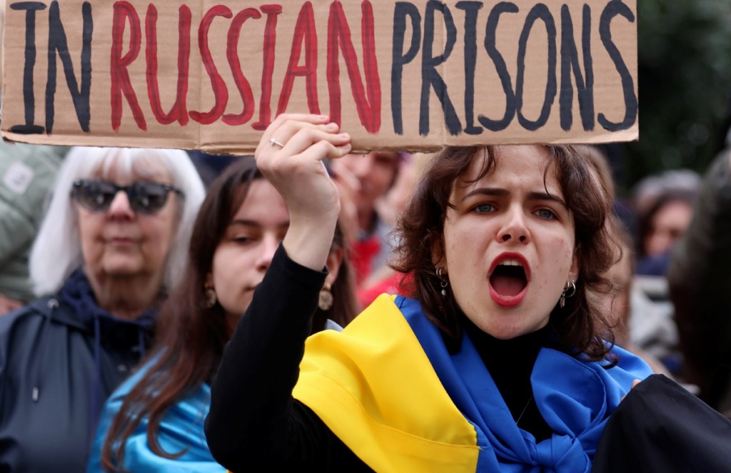 Manifestantes protestan frente a la embajada de Rusia en Londres, Gran Bretaña, durante una manifestación a favor de Ucrania realizada ayer