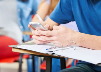 Prohíben usar celulares en escuelas públicas y privadas de Querétaro: cuándo, qué dice la normativa